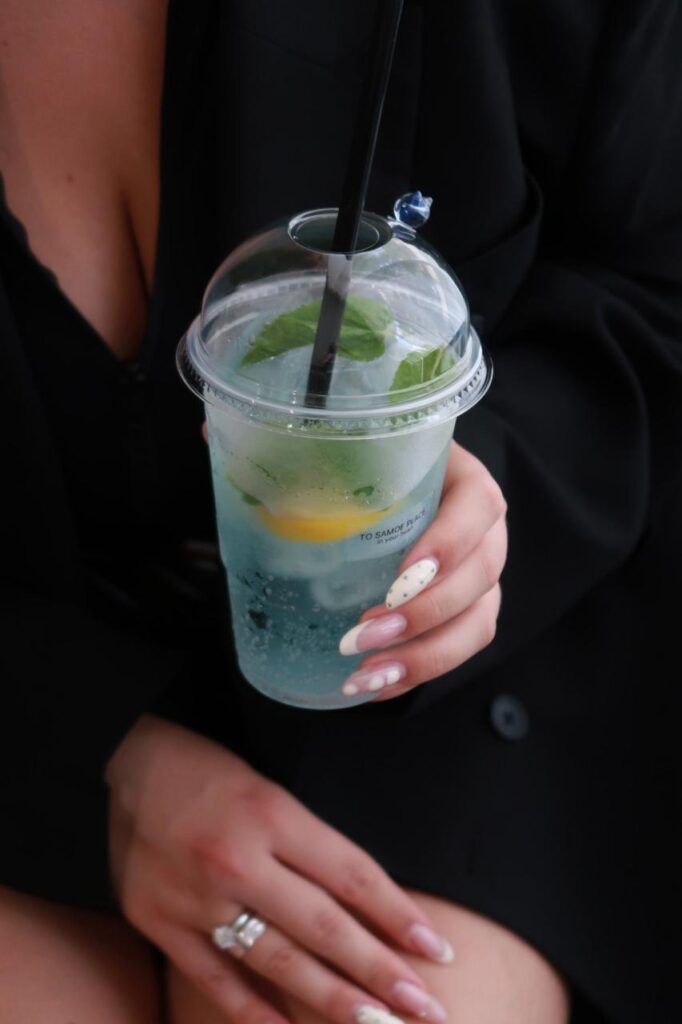 Osvěžující drink na návštěvě TO SAMOE place Brno